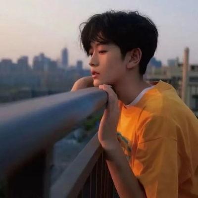 娱乐吃瓜的头像男生真人,网络红人“吃瓜男”的真实身份与生活